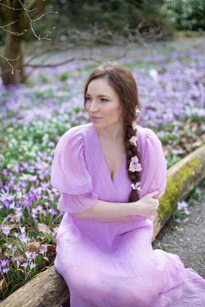 Mujer Europea Vestido Lila Sentado Con Pelo Castaño Parque Con — Foto de Stock