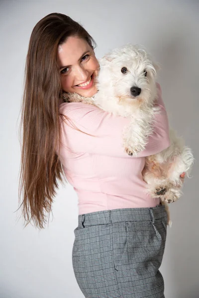 Sorrindo Jovem Branco Europeu Mulher Com Cão Isolado Cinza — Fotografia de Stock