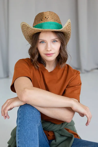 Weißes Europäisches Junges Mädchen Mit Blauen Augen Sitzt Mit Verschränkten Stockfoto