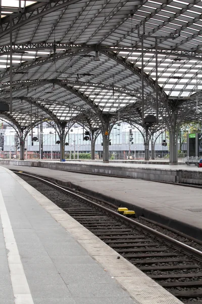 Rastreamentos e plataformas na estação — Fotografia de Stock