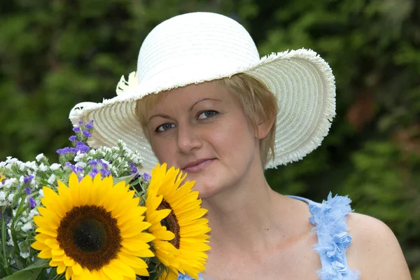 A woman with the sunflower — Stock Photo, Image