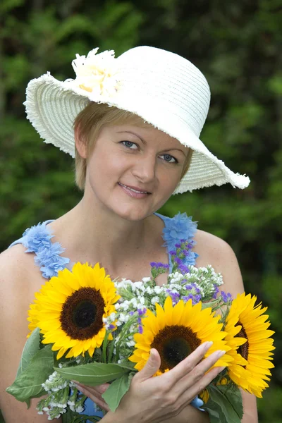 A woman with the sunflower — Stock Photo, Image