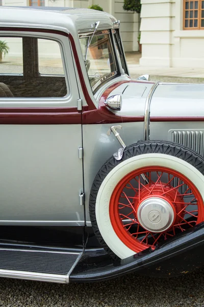 Carro clássico como uma carruagem de casamento — Fotografia de Stock