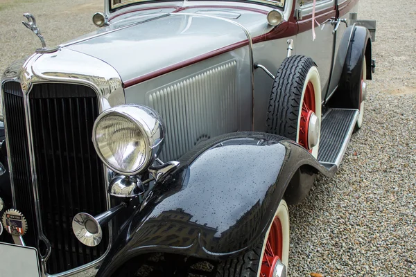 Klasické auto jako svatební kočár — Stock fotografie