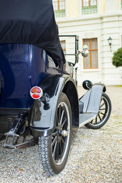 Classic car as a wedding carriage — Stock Photo, Image