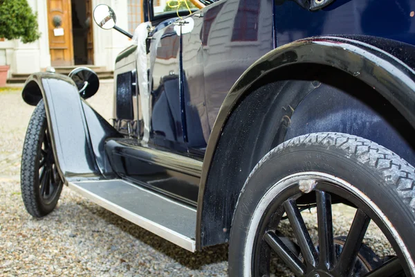 Classic car as a wedding carriage — Stock Photo, Image