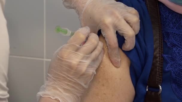 Detailní sestřička provádějící očkování starší ženy — Stock video