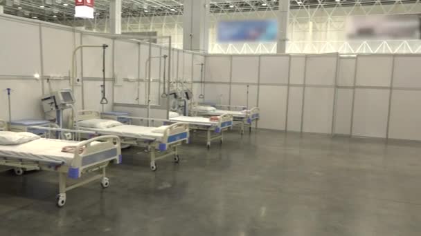 Tomma sjukhustält för första AID, en mobil medicinsk enhet av rött kors för patienter med Corona Virus. Innerlägerrum med hopfällbar tältsäng för personer som smittats av en epidemi. 2019-ncov — Stockvideo