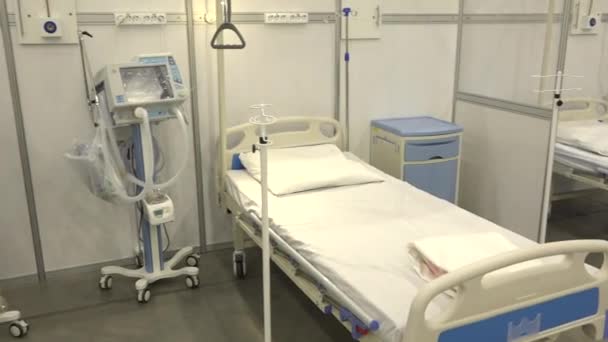 Prázdný nemocniční stan pro první AID, mobilní lékařskou jednotku červeného kříže pro pacienta s virem Corona. Vnitřní tábořiště se skládacím lehátkem pro lidi infikované epidemií. 2019-ncov — Stock video