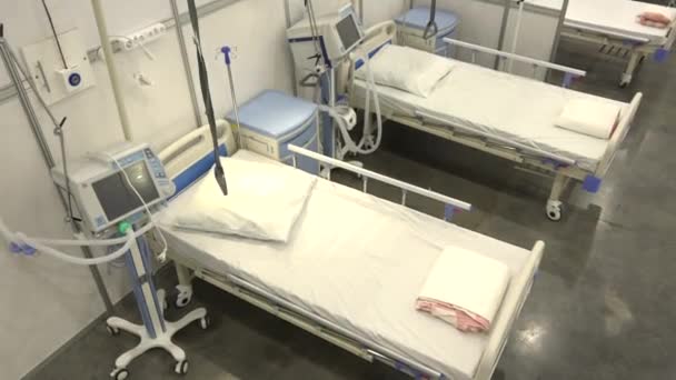Hastane odası, yataklar ve modern bir hastanede kullanılabilecek rahat tıbbi ekipmanlar. Tedavi, koronavirüs, salgın, COVID-19 — Stok video