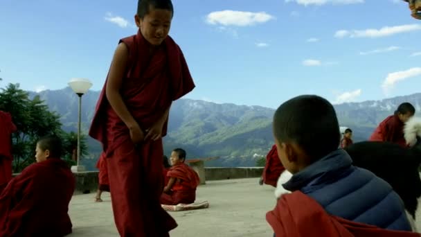 Julio 2018 Niños Alegres Jugando Patio Del Templo Monjes Budistas — Vídeo de stock