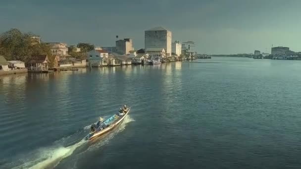 Αεροφωτογραφία Ακολουθήστε Ταχύπλοο Στο Ποτάμι Την Ώρα Της Ανατολής Ανατολή — Αρχείο Βίντεο