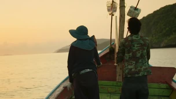 2020年5月 漁船が海に浮かぶ ボートに乗っている漁師 ラヨーン 朝のオープンウォーターで漁船セーリング — ストック動画