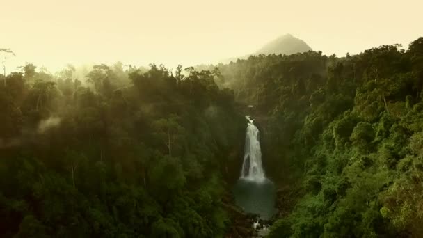 Luftaufnahme Des Haew Narok Wasserfalls Ist Ein Großer Und Berühmter — Stockvideo