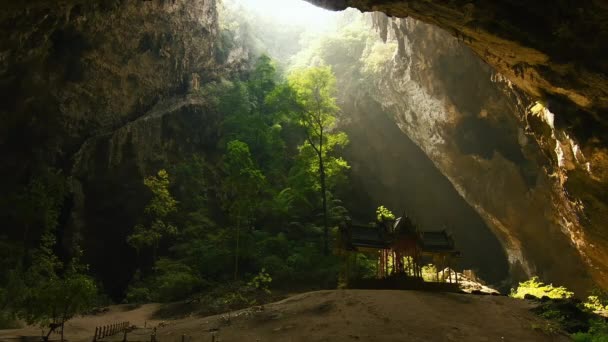 Phraya Nakhon洞窟とカオサム ロイの隠された洞窟の中の素晴らしい寺院プラチャップカーンタイの国立公園 — ストック動画