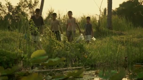 2018年11月 在泰国Prachuap Khiri Khan 当地亚洲儿童带着集装箱在稻田里散步捕鱼 — 图库视频影像