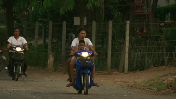 2018年6月 タイの田舎の道に沿ってオートバイに乗る人々 ライダーに続くカメラ サケラット バンコク — ストック動画