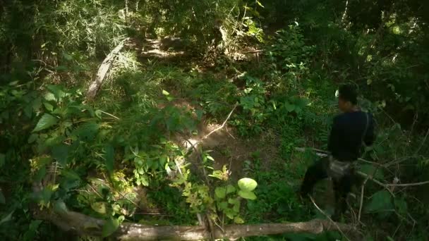 2018 森の中のタイのレンジャーパトロール スコータイ — ストック動画
