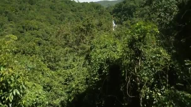 Αεροφωτογραφία Του Καταρράκτη Στο Δασικό Λόφο Khao Yai Εθνικό Πάρκο — Αρχείο Βίντεο