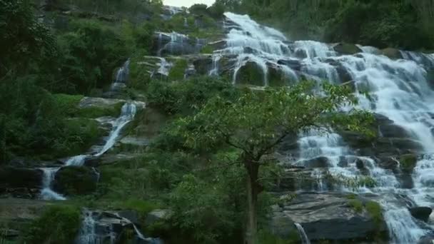 Mae Waterval Een Grote Waterval Het Doi Inthanon National Park — Stockvideo