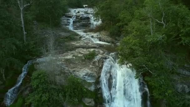 Der Mae Wasserfall Ist Ein Großer Wasserfall Doi Inthanon Nationalpark — Stockvideo