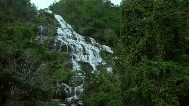 梅亚瀑布 Mae Waterfall 是泰国清迈的一个大型瀑布 — 图库视频影像