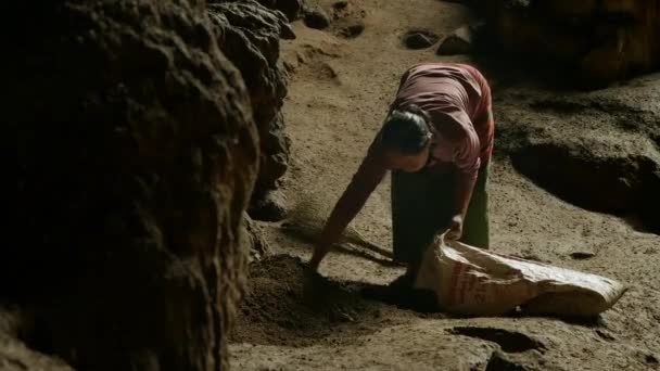 March 2018 Older Woman Collecting Bat Guano Bottom Big Cave — Stock Video