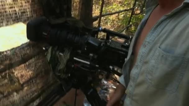 2019年10月 男性が木でカメラ機器を設置 男性がタイのフアイカハン野生動物保護区に設備を持つ — ストック動画