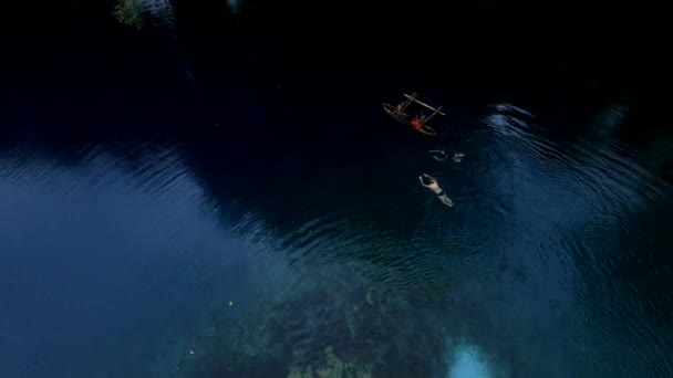 Apr 2019 Birds Eye View People Swimming Enjoying Blue Lagoon — Αρχείο Βίντεο
