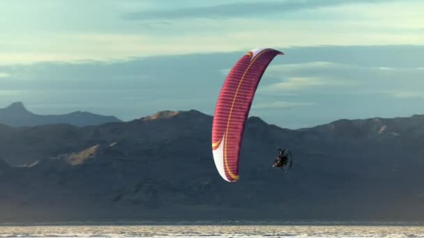 Apr 2019 Paraglider Flyger Himlen Bonneville Salt Lake Flats Utah — Stockvideo