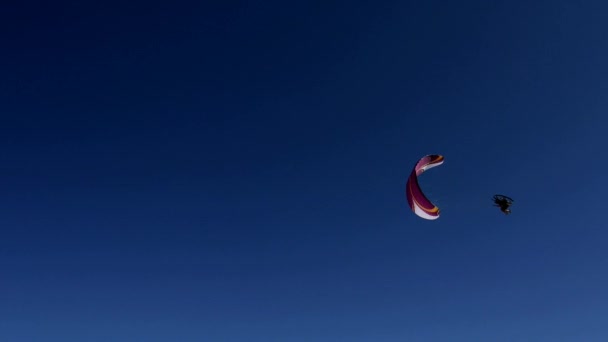 Apr 2019 Parapente Voando Céu Bonneville Salt Lake Flats Utah — Vídeo de Stock