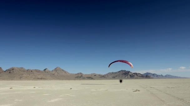 Apr 2019 Κινητήρες Paragliders Αρχίζουν Απογειώνονται Στο Γήπεδο Bonneville Αλάτι — Αρχείο Βίντεο