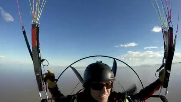 2019年4月 パラグライダーパラモーター付きの着陸湖 Bonneville塩湖フラット ユタ州 アメリカ — ストック動画