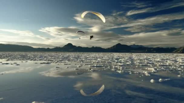 Abr 2019 Parapente Volando Cielo Bonneville Salt Lake Flats Utah — Vídeos de Stock