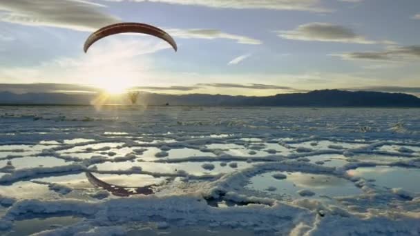 Gökyüzünde Uçan Paraglider Bonneville Tuz Gölü Düzlükleri Utah Abd — Stok video