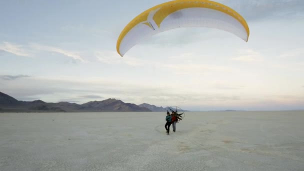 Abr 2019 Aterrizaje Con Parapente Paramotor Deslizándose Sobre Lago Bonneville — Vídeos de Stock