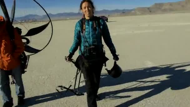 Apr 2019 Istruttore Prepara Parapendio Prima Del Decollo Bonneville Salt — Video Stock