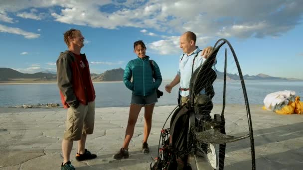 Apr 2019 Instructor Prepares Paragliders Takeoff Bonneville Salt Lake Flats — Stock Video