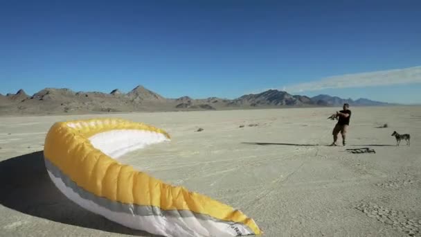美国犹他州Bonneville盐湖滩 人类手持并准备着降落伞 在风中降落伞 — 图库视频影像