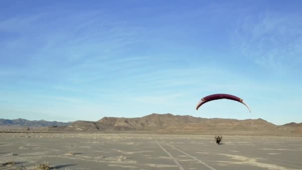 Apr 2019 Paraglider Létající Obloze Solné Byty Bonneville Utah Usa — Stock video