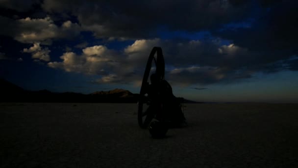 云彩和太阳升起的天空时间与地面上的准军事部队擦肩而过 美丽的自然概念 — 图库视频影像