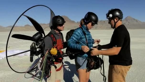 Apr 2019 Instruktör Förbereder Skärmflygning Före Start Bonneville Salt Lake — Stockvideo