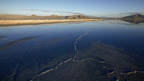 Apr 2019 Ženské Turistické Procházky Povrchu Solného Jezera Bonneville Utah — Stock video