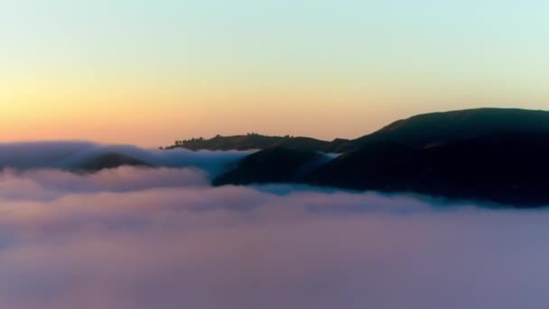하늘에 안개의 바다가 Stratus 형성됩니다 위에요 구름처럼 날에는 시간이 흐릅니다 — 비디오