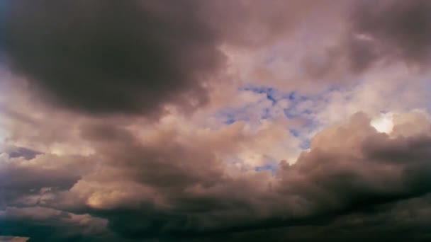 云彩和太阳升起的天空时间消逝了 美丽的自然概念 — 图库视频影像