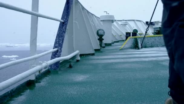 März 2019 Mann Läuft Auf Eisbrecher Schiff Schneesturm Der Antarktis — Stockvideo