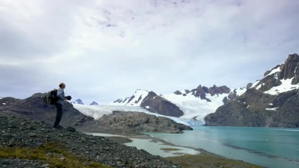 Mars 2019 Fotoprapher Med Kamera Vandring Berg Sydgeorgien Antarktis — Stockvideo