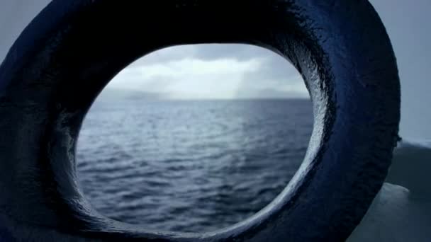 Uitzicht Een Toeristisch Schip Omringd Door Besneeuwde Antarctica Landschappen Met — Stockvideo