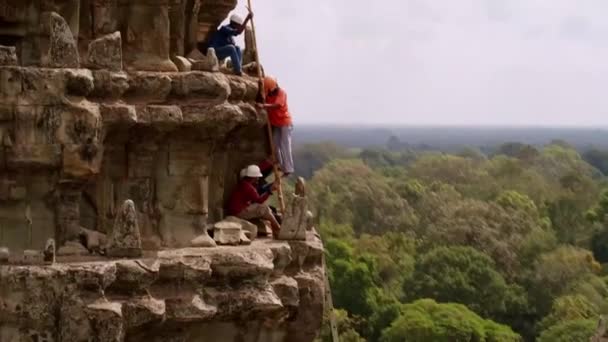 Mar 2018 Arbejdere Renovering Rengøring Angkor Wat Tempel Siem Reap – Stock-video