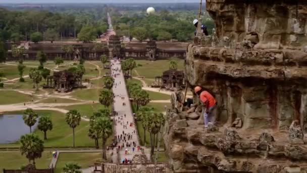 Mar 2018 Lavoratori Ristrutturazione Pulizia Tempio Angkor Wat Siem Reap — Video Stock